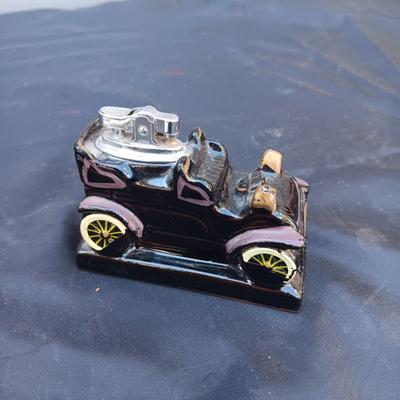 ELVIS PRESLEY ZIPPO LIGHTER AND CERAMIC CADILLAC 1913 TABLE LIGHTER