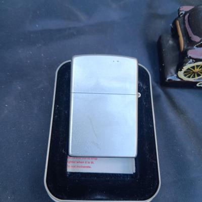 ELVIS PRESLEY ZIPPO LIGHTER AND CERAMIC CADILLAC 1913 TABLE LIGHTER