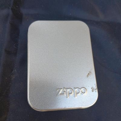 ELVIS PRESLEY ZIPPO LIGHTER AND CERAMIC CADILLAC 1913 TABLE LIGHTER