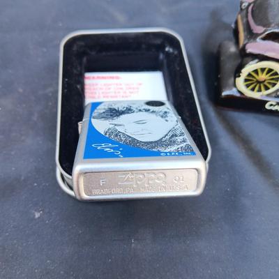 ELVIS PRESLEY ZIPPO LIGHTER AND CERAMIC CADILLAC 1913 TABLE LIGHTER