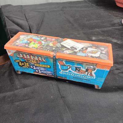 COIN OPERATED CANDY DISPENSER WITH KEY