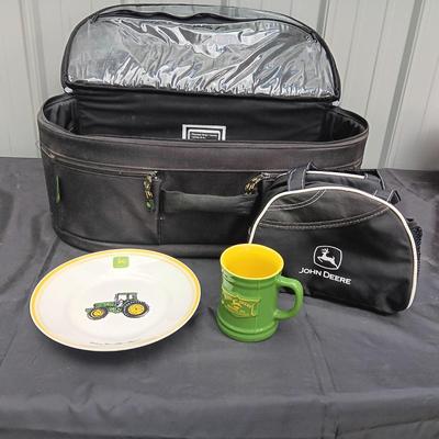 JOHN DEERE CANVAS ZIPPERED BAG WITH PLATE, MUG AND INSULATED LUNCH BAG