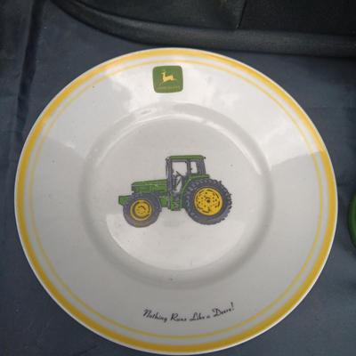 JOHN DEERE CANVAS ZIPPERED BAG WITH PLATE, MUG AND INSULATED LUNCH BAG