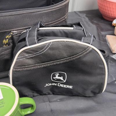 JOHN DEERE CANVAS ZIPPERED BAG WITH PLATE, MUG AND INSULATED LUNCH BAG
