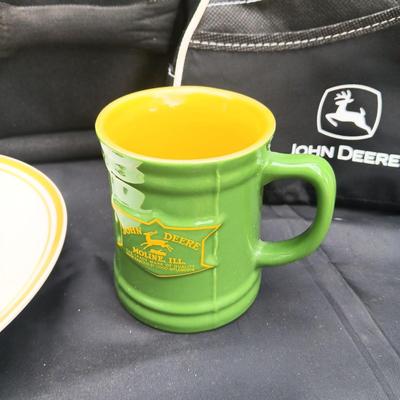 JOHN DEERE CANVAS ZIPPERED BAG WITH PLATE, MUG AND INSULATED LUNCH BAG