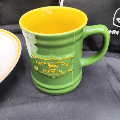 JOHN DEERE CANVAS ZIPPERED BAG WITH PLATE, MUG AND INSULATED LUNCH BAG