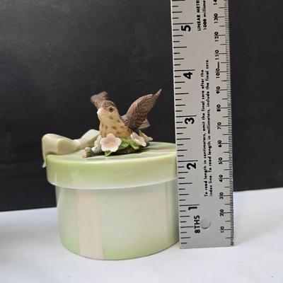 Porcelain bird trinket box and a small bird lamp