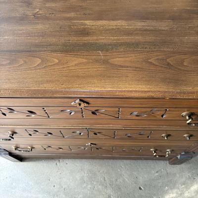 Beautiful Spoon-carved 3-drawer dresser