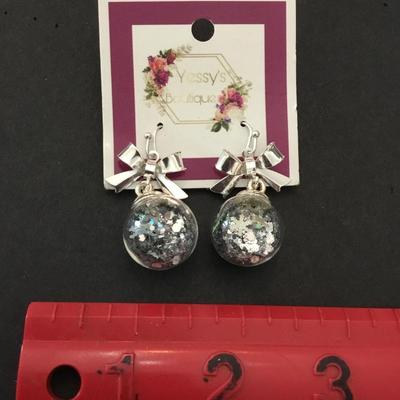 Super cute snowflake globe dangle earrings