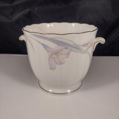 Mikasa Cachepot- Eden's Garden Pattern- Approx 5 1/2" Wide