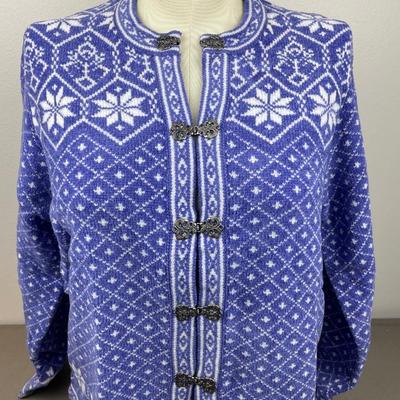New Blue/White Clip front Sweater Size XL