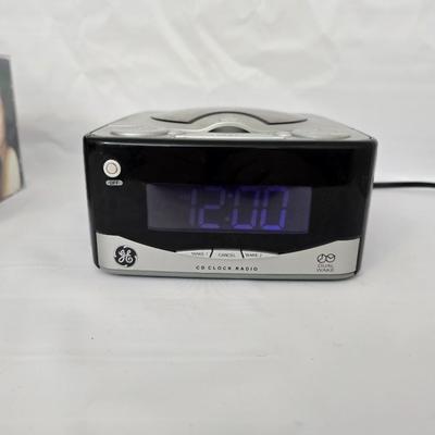General Electric Model 7-4801A Alarm clock with CD player comes with assortment of Cd's!