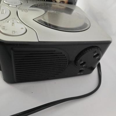 General Electric Model 7-4801A Alarm clock with CD player comes with assortment of Cd's!