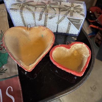CHRISTMAS LINENS AND DECOR