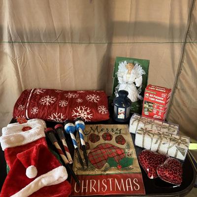 CHRISTMAS LINENS AND DECOR