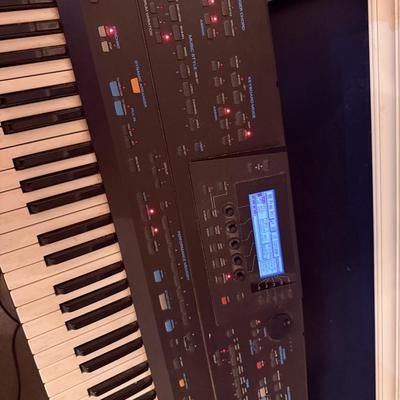 Lot 4: Roland Keyboard & Stand