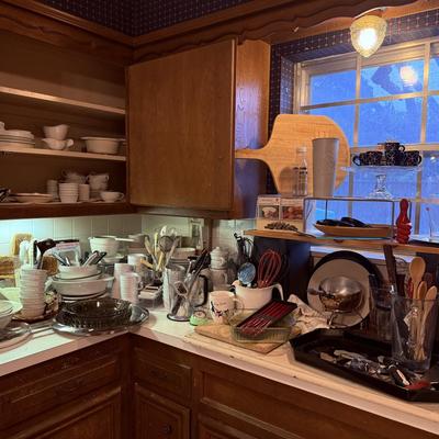 Lot 7: Kitchen White Decor & More
