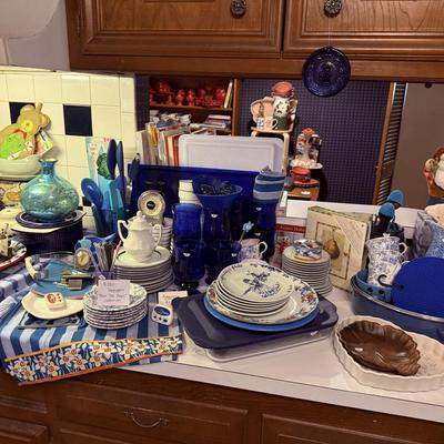 Lot 9: Kitchen Blue Decor Selection