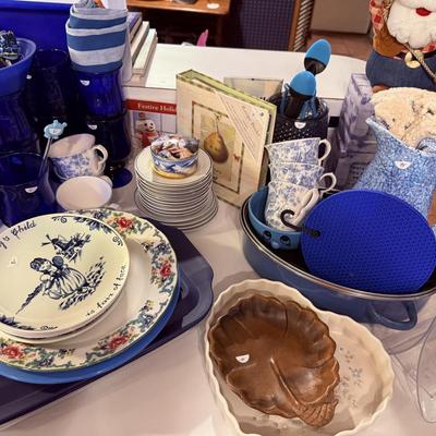 Lot 9: Kitchen Blue Decor Selection