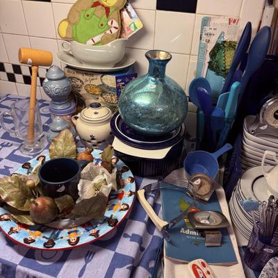 Lot 9: Kitchen Blue Decor Selection