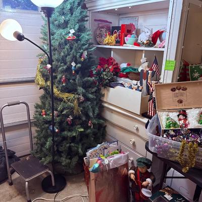 Lot 14: Garage / Holiday Selection Right Side including Cabinet