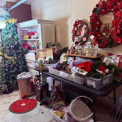 Lot 14: Garage / Holiday Selection Right Side including Cabinet