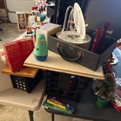 Lot 18: Garage Center Table Holiday Selection