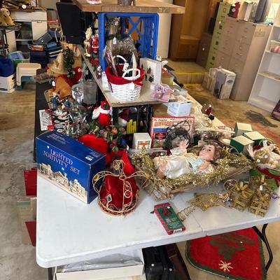 Lot 18: Garage Center Table Holiday Selection