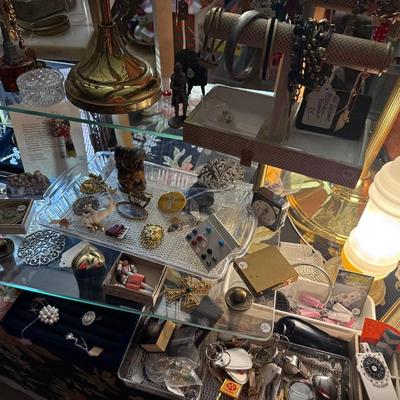 Lot 20: Jewelry Counter Selection