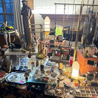Lot 20: Jewelry Counter Selection