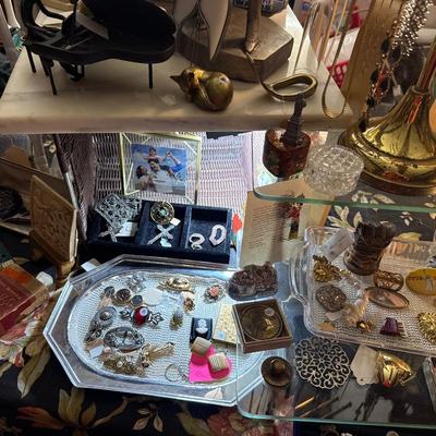 Lot 20: Jewelry Counter Selection