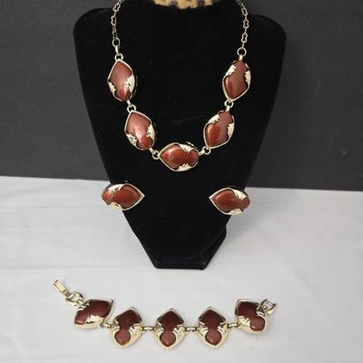 Beautiful Vintage Bracelet, Necklace and earrings - Gold Tone Metal with Brown Thermoset Leaves