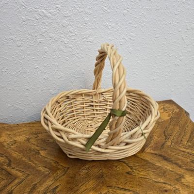 Mid 20th Century Drexel Heritage End Table with baskets