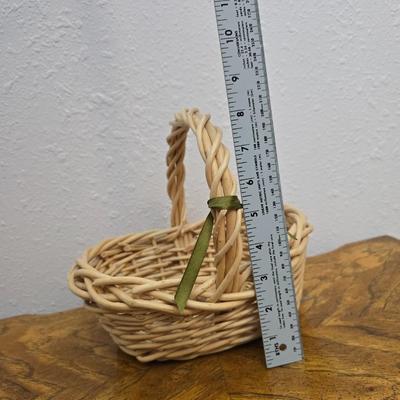 Mid 20th Century Drexel Heritage End Table with baskets