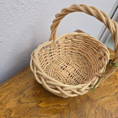 Mid 20th Century Drexel Heritage End Table with baskets