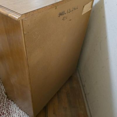 Nice vintage 4 drawer chest of drawers - nice dresser with separate mount wall mirror