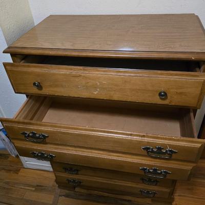 Nice vintage 4 drawer chest of drawers - nice dresser with separate mount wall mirror