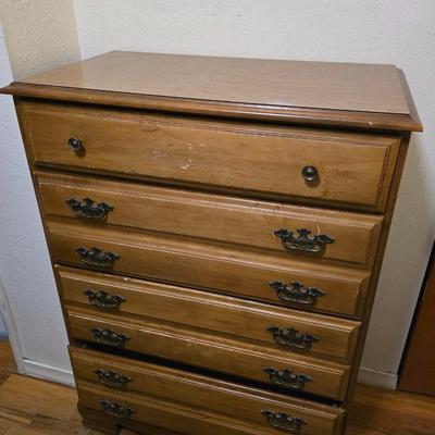 Nice vintage 4 drawer chest of drawers - nice dresser with separate mount wall mirror