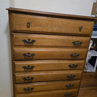 Nice vintage 4 drawer chest of drawers - nice dresser with separate mount wall mirror