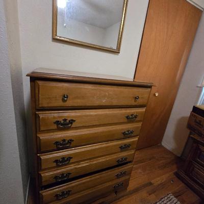 Nice vintage 4 drawer chest of drawers - nice dresser with separate mount wall mirror
