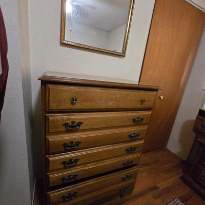 Nice vintage 4 drawer chest of drawers - nice dresser with separate mount wall mirror
