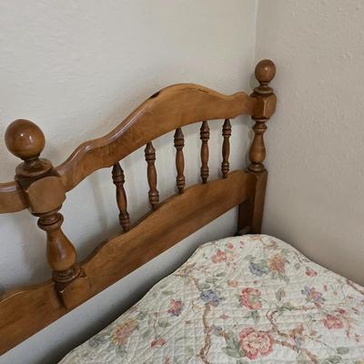 Full sized bed - headboard - Footboard - rail system with boxsprings