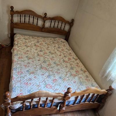 Full sized bed - headboard - Footboard - rail system with boxsprings