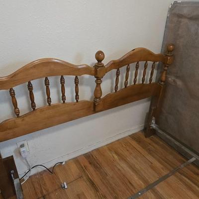 Full sized bed - headboard - Footboard - rail system with boxsprings