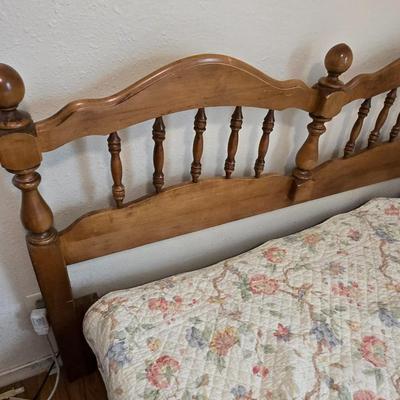 Full sized bed - headboard - Footboard - rail system with boxsprings