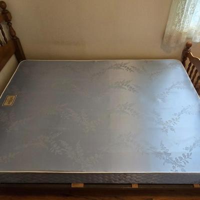 Full sized bed - headboard - Footboard - rail system with boxsprings