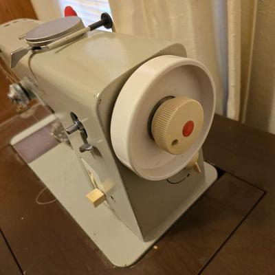 Pfaff 90 sewing machine in sewing machine cabinet with accessories - powers on and runs!