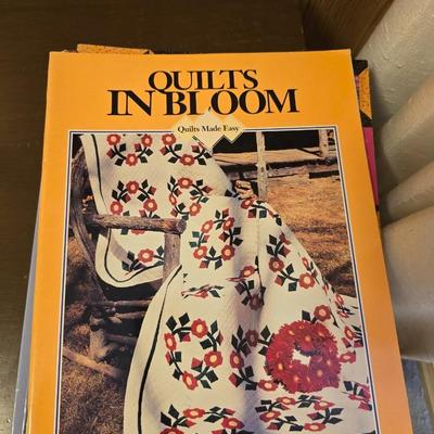 Quilting books - Patchwork quilt - Hand Quilting - Two patch scrap quilts - Quilts in bloom - Shortcuts - Machine quilting booklets