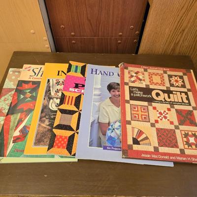 Quilting books - Patchwork quilt - Hand Quilting - Two patch scrap quilts - Quilts in bloom - Shortcuts - Machine quilting booklets