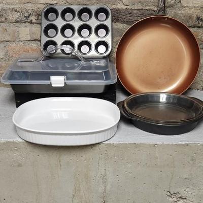 Sale Photo Thumbnail #122: Nice lot of baking pans.